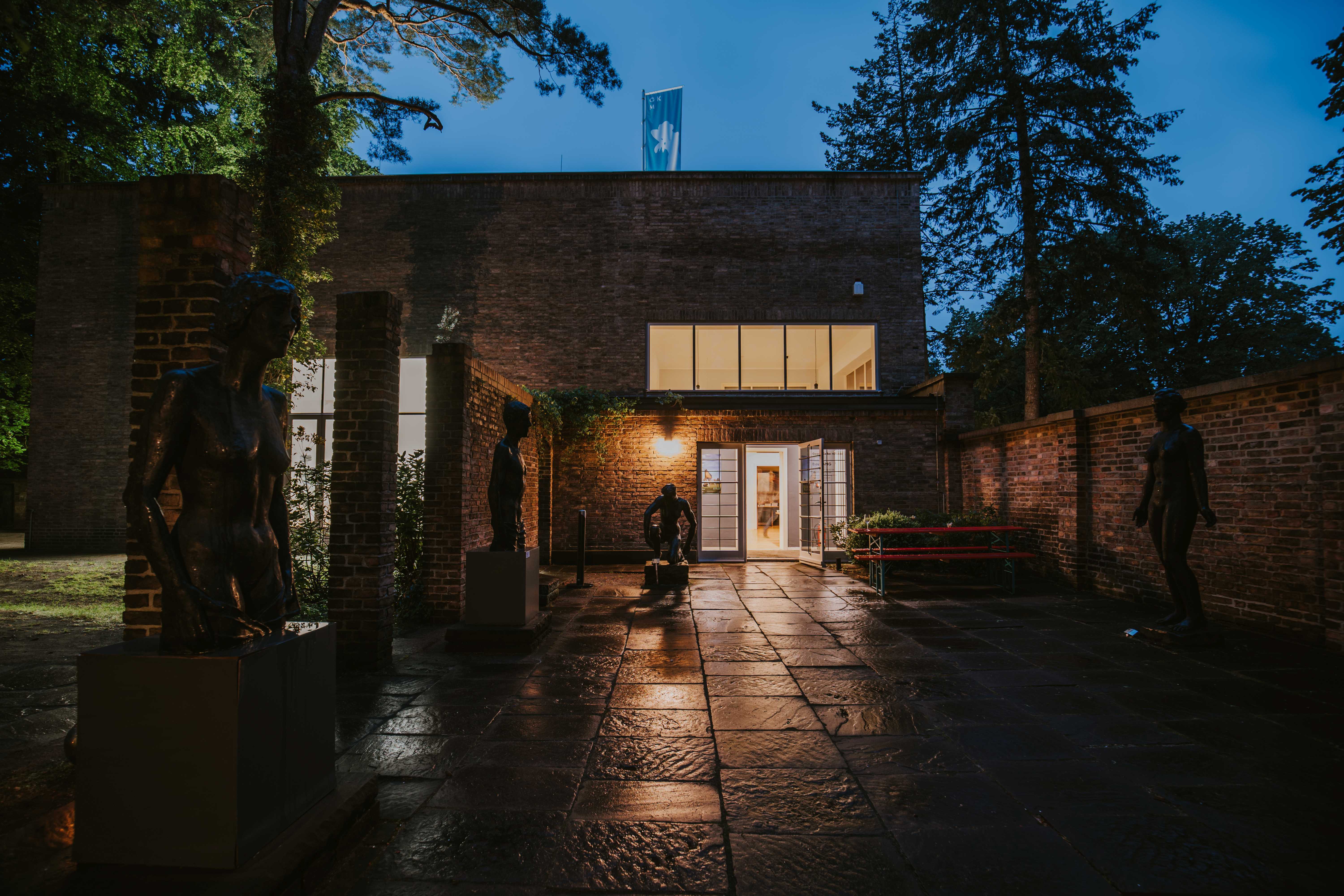 Außenansicht des Georg Kolbe Museums bei Nacht