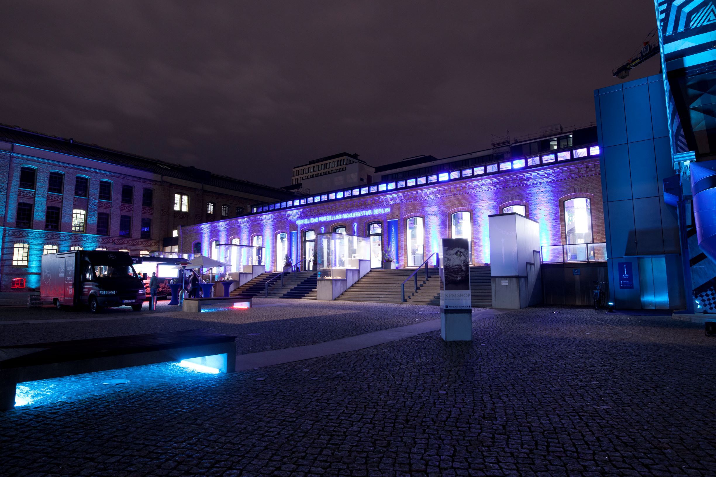 Außenansicht der Königlichen Porzellan-Manufaktur Berlin bei Nacht