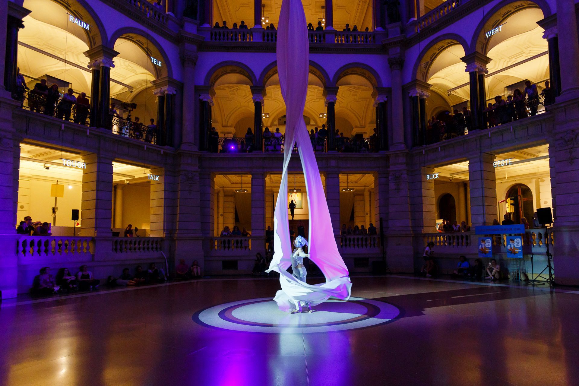 Tänzerin im Museum für Kommunikation, 2016