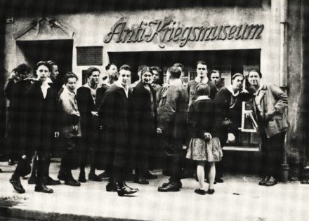 Historische Aufnahme, Revolutionäre jugendliche Besucher des Berliner Anti-Kriegs-Museums
