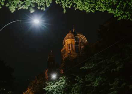 Außenansicht der Neuen Synagoge Berlin bei Nacht