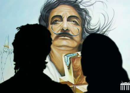 Besucher vor "Hommage a S. Dalí" by Da Vial